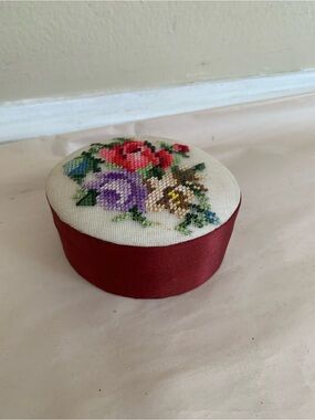 Vintage Fetco Petit Point Floral Trinket jewelry Box Satin Lined needlepoint 4”